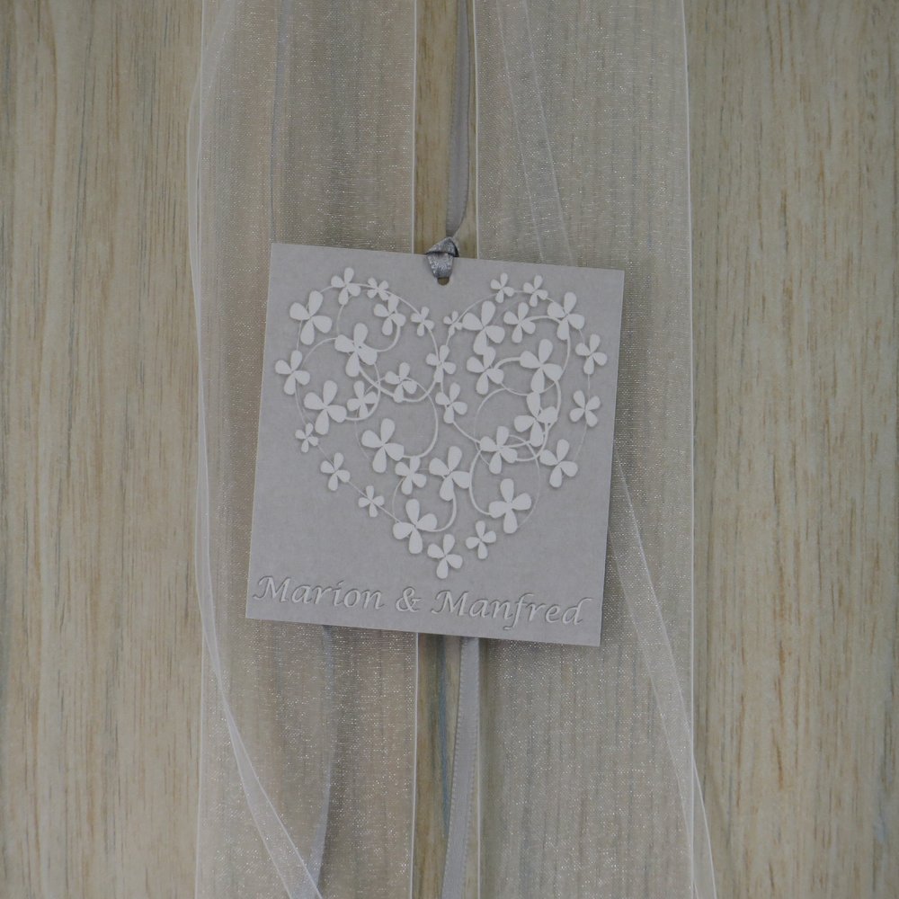 autoschleife_hochzeit_blumenherz_grau_weiss