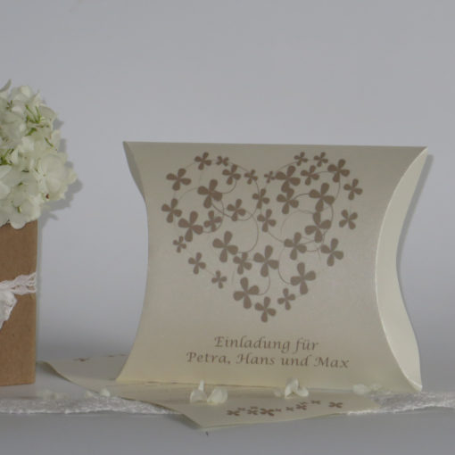 Hochzeitseinladungsbox "Blumenherz" creme&braun