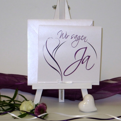 Romantische Hochzeitseinladung "Blüte" in lila.