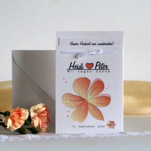 Ausgefallene Hochzeitsdanksagung mit einer großen Blüte in apricot.