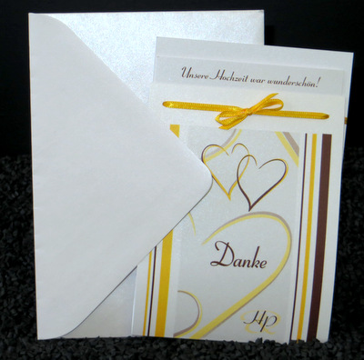 Gelb-weiße Dankeskarte zur Hochzeit mit einem Kuvert. Gelb-weiße Dankeskarte zur Hochzeit mit einem Kuvert.