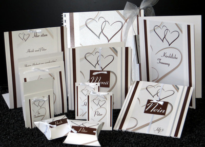 Ausgefallenes Hochzeitskartenset mit braunen Herzen und weißen Schleifen. Ausgefallenes Hochzeitskartenset mit braunen Herzen und weißen Schleifen.