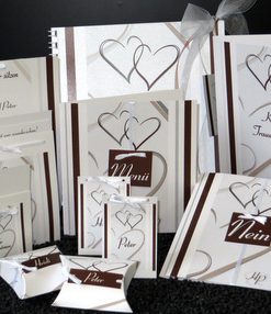 Hochzeitskartenset mit kleinen Taschen für die Freudentränen in braun und weiß.