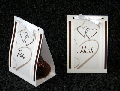 Edle Tischkarten und Kartonagen für Gastgeschenke mit Herzen in braun und weiß. Edle Tischkarten und Kartonagen für Gastgeschenke mit Herzen in braun und weiß.