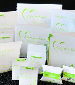 Frisches Hochzeitskartenset mit fliegenden Herzen und Ranken in grün