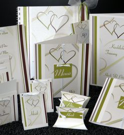 Hochzeitskartenset mit einer Schriftrolle als Hochzeitsmenükarte mit grünen und braunen Details.