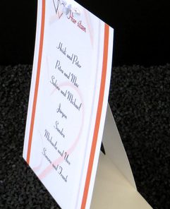 Gruppentischkarte mit einem Hochzeitsmotiv in orange.