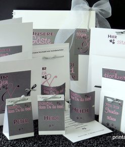 Eine Hochzeitskollektion die begeistert - individuelle Papeterieartikel in tollem anthrazit und zartem rosa sowie hübschen Blümchen, die das Bild unterstreichen