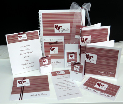 Schickes Kartenset zur Hochzeit in aussagestarkem rot - tollem Streifendesign sowie Bändern und Schildern Schickes Kartenset zur Hochzeit in aussagestarkem rot - tollem Streifendesign sowie Bändern und Schildern