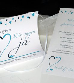 Eine etwas andere Hochzeitseinladung mit Box und Schriftrolle.