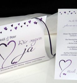 Stylische Hochzeitseinladungsbox mit lila Herzen