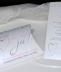 Traumhafte Hochzeitseinladung in Form einer Kissenschachtel sowie einer Schriftrolle für den persönlichen Einladungstext