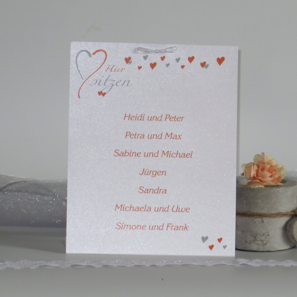 Trendige Tischaufsteller verziert mit weißer Schleife Trendige Tischaufsteller verziert mit weißer Schleife