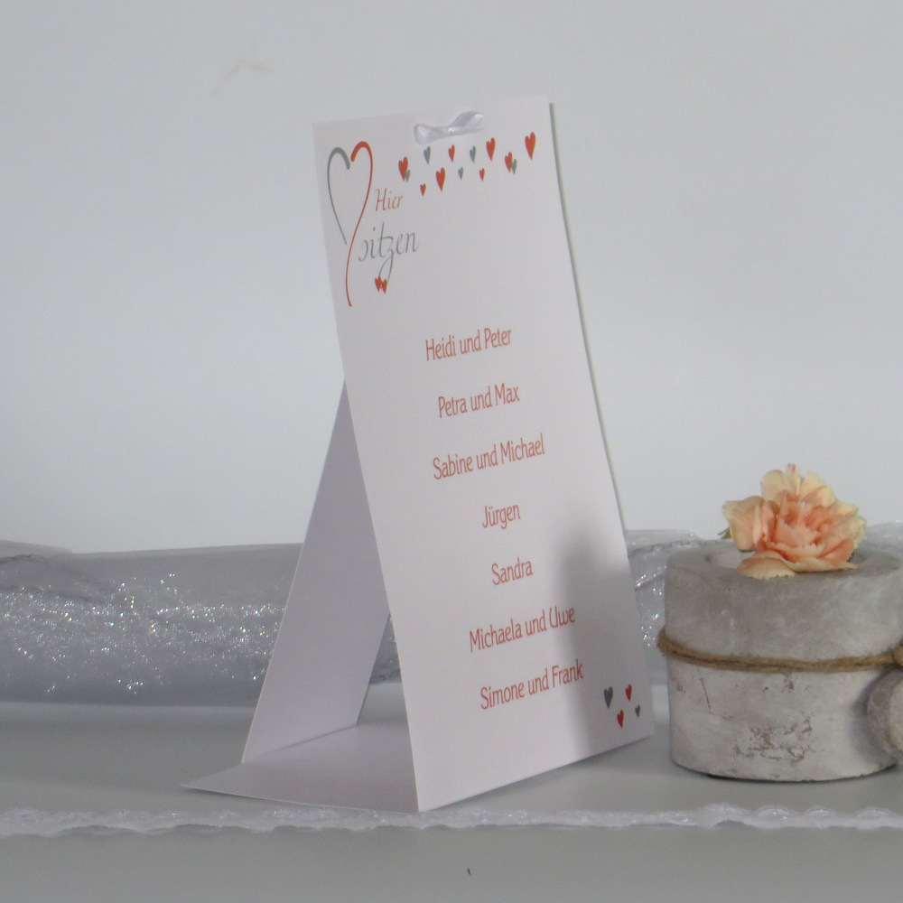 Trendige Tischaufsteller verziert mit weißer Schleife Trendige Tischaufsteller verziert mit weißer Schleife