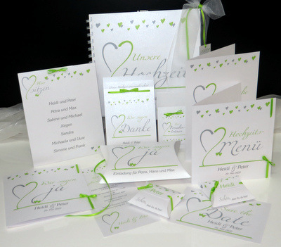Großartiges Hochzeitskartenset bedruckt mit grünen und grauen Herzen. Großartiges Hochzeitskartenset bedruckt mit grünen und grauen Herzen.