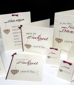 Hochwertiges Hochzeitskartenset in rot und grün mit einem Karoherz und passenden Bändern
