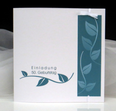 Originelle Einladungskarte zum Geburtstag mit Blätterranken und einer Schleife Originelle Einladungskarte zum Geburtstag mit Blätterranken und einer Schleife