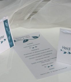 Kleine Tischaufsteller verziert mit weißer Schleife