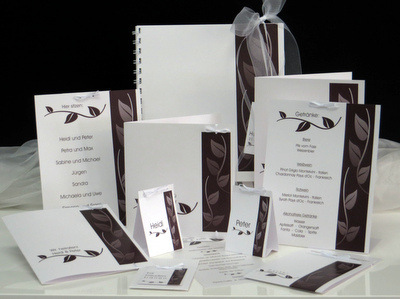 Braun-weiße Hochzeitskarten mit Blättern. Braun-weiße Hochzeitskarten mit Blättern.