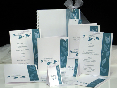 Schöne Kartenkollektion für eine Hochzeit mit türkisen Blätterranken Schöne Kartenkollektion für eine Hochzeit mit türkisen Blätterranken
