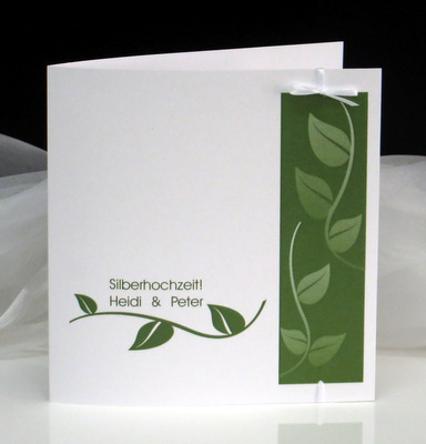 Beeindruckende Einladungskarte zur Silberhochzeit mit grünen Blättern Beeindruckende Einladungskarte zur Silberhochzeit mit grünen Blättern