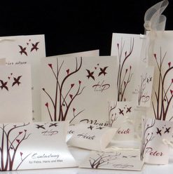 In edler Optik gestaltetes Hochzeitsset in bordeaux und braun sowie einem Vogelmotiv