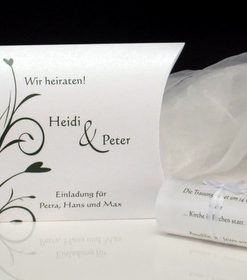 Eine Hochzeitseinladung, die edel und elegant gestaltet ist.