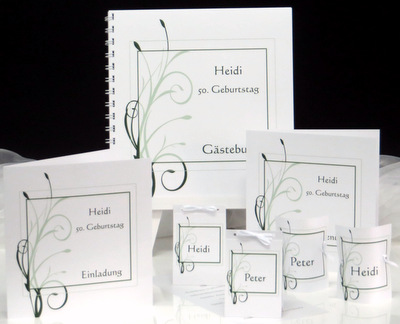 Tischdekoration und Drucksachen für eine Geburtstagsfeier.