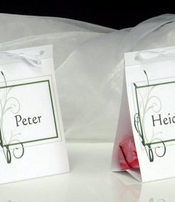 Elegante Tischkarten für ein Geburtstagsfest.