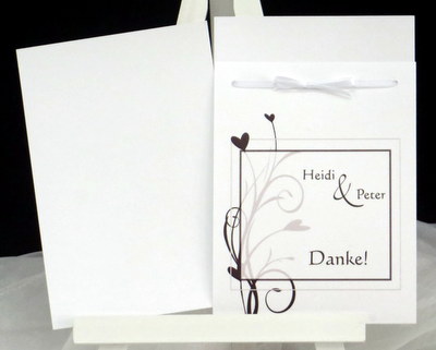 Dankeskarte als Fototasche mit braunen Herzen und Ranken sowie einem passenden Band Dankeskarte als Fototasche mit braunen Herzen und Ranken sowie einem passenden Band