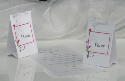 Platzkarten mit einem Hochzeitsdesign in grün und pink. Platzkarten mit einem Hochzeitsdesign in grün und pink.