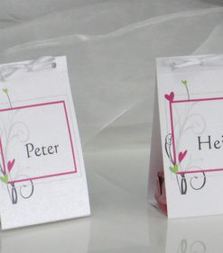 Kleine Tischkarten mit hübschen Herzen.
