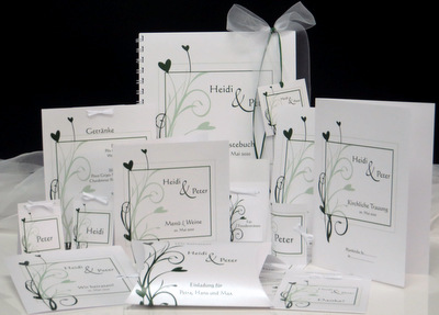 Hochzeitspapeterie, die mit einem wunderschönen Design in grün bedruckt ist. Hochzeitspapeterie, die mit einem wunderschönen Design in grün bedruckt ist.