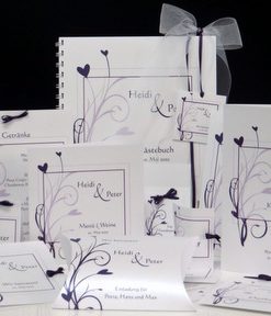 Beeindruckendes Hochzeitsset mit modernen Ranken und Herzen in lila auf weißem Metallickarton