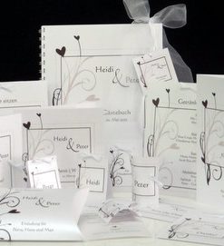 Erstklassiges Hochzeitskartenset in edlem Look von braunen Herzen und Ranken