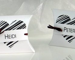 Gastgeschenke in einem hochzeitlichen Schwarz-Weiß-Look.