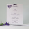 Raffinierte Getränkekarte als Aufsteller in modernem lila