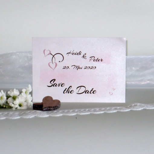 Topaktuelle Save the Date Karte für eine Hochzeit in rosa und braun.