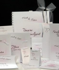 Hochwertige Hochzeitspapeterie mit einem Design in rosa und braun.