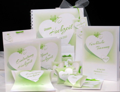 Hochzeitskarten in grün, die mit vielen weiteren Hochzeitsdrucksachen kombiniert sind. Hochzeitskarten in grün, die mit vielen weiteren Hochzeitsdrucksachen kombiniert sind.