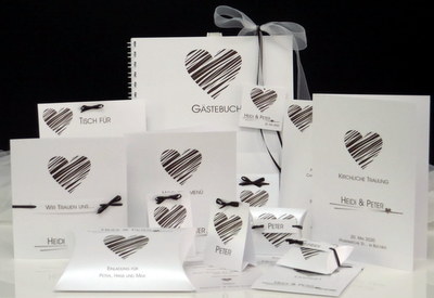 Klassisches Kartenset für eine Traumhochzeit in braun und Herz mit Streifen Klassisches Kartenset für eine Traumhochzeit in braun und Herz mit Streifen