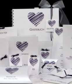 Erfrischend anders ist diese besondere Kartenkollektion zur Hochzeit mit Taufe in angesagtem lila