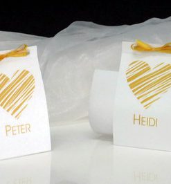 Namenskarten für eine Hochzeit in besonderer Form.