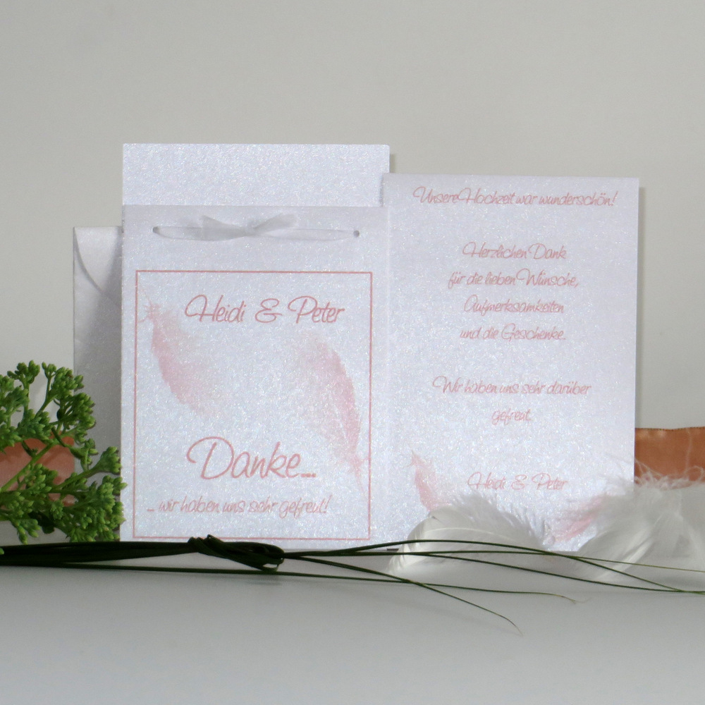 Dankeskarte mit Federn und Schriften in Apricot. Dankeskarte mit Federn und Schriften in Apricot.