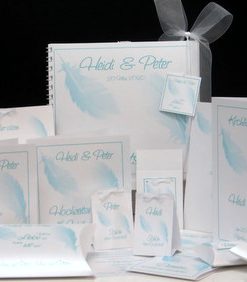 Stylisches Kartenset zur Hochzeit in zartem türkis mitsüßen Federn