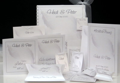 Hochzeitskartenset mit Federn in grau, das viele Hochzeitsartikel wie zum Beispiel auch Taschentuchtaschen für die Freudentränen enthält. Hochzeitskartenset mit Federn in grau, das viele Hochzeitsartikel wie zum Beispiel auch Taschentuchtaschen für die Freudentränen enthält.