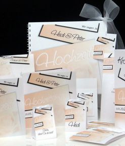 Hochzeitskarten mit Taschentuchtaschen für die Freudentränen in apricot.