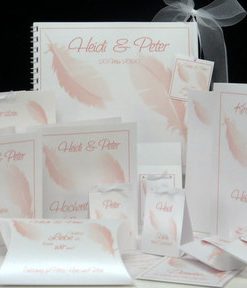 Personalisierte, edel glänzende Hochzeitskarten in weiß und apricot.