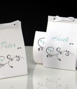 Tischkarten für eine Menükarte mit Druck in mint und grau.