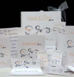 Mit besonderen Details gestaltetes Hochzeitskartenset mit apricot.